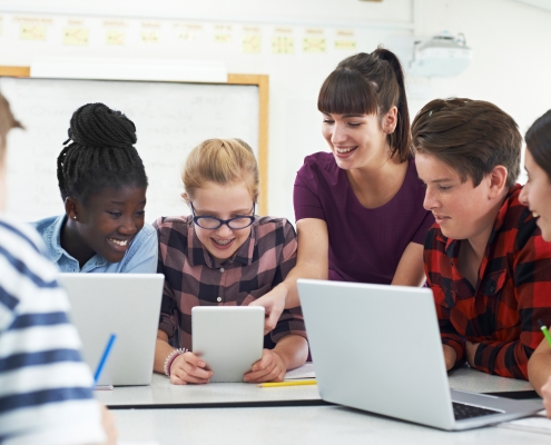 AI4Schools - Gruppe von Schülerinnen und Schüler mit Lehrerin